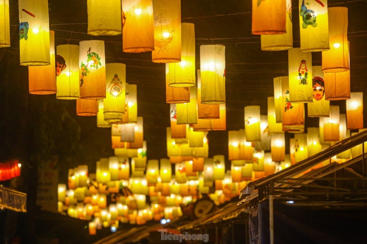 Đêm xuống, những ánh đèn lung linh như ngọn nến.