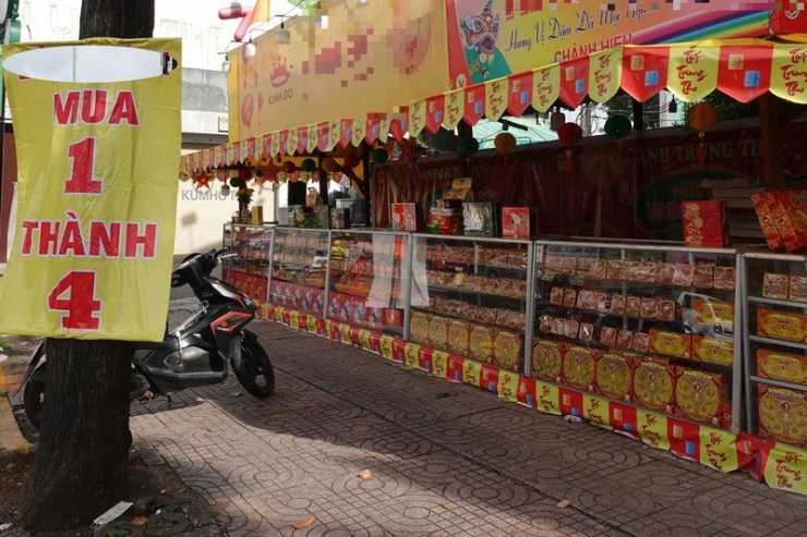 Hàng loạt cơ sở kinh doanh treo biển khuyến mãi để thu hút người mua (Ảnh: Nguyễn Vy - Dân trí). 