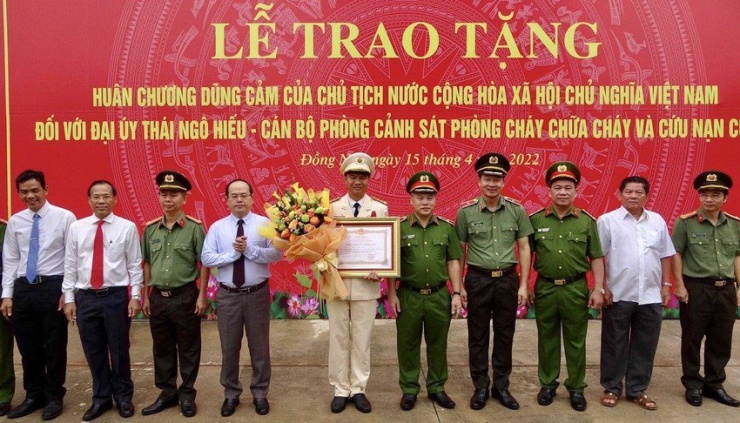 Đại úy Thái Ngô Hiếu nhận Huân chương Dũng cảm của Chủ tịch nước Nuyễn Xuân Phúc vào tháng 4-2022. Ảnh: NVCC