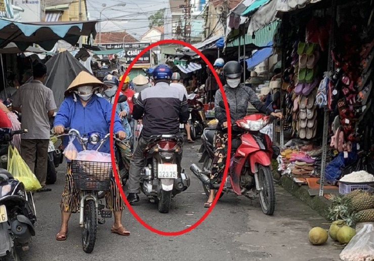 Các trinh sát hình sự bám theo nghi can (khoanh tròn đỏ) từ TP Biên Hòa đến chợ Lái Thiếu (TP Thuận An, Bình Dương). Ảnh: CSHS.