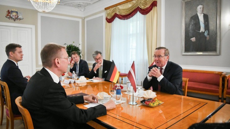 Tổng thống Latvia Edgars Rinkevics gặp Bộ trưởng Quốc phòng Đức Boris Pistorius tại Riga hom 26/9. Ảnh: RT
