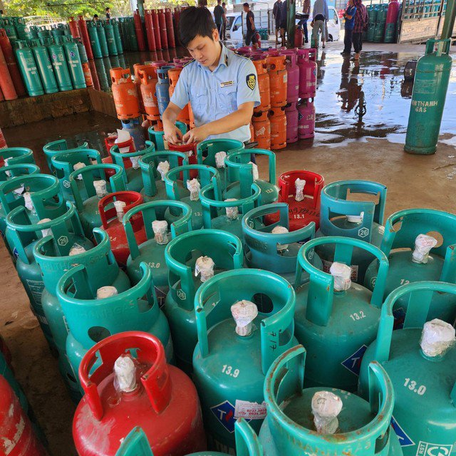 77 bình khí ga có dấu hiệu giả mạo nhãn hàng hóa được lực lượng chức năng phát hiện tại Cơ sở Hoàng Văn Mười (xã Thiệu Công, huyện Nông Cống).