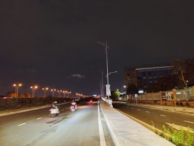 Hệ thống chiếu sáng không hoạt động gây mất an toàn giao thông trên đoạn đường song hành cao tốc TPHCM - Long Thành - Dầu Giây. Ảnh: CTV