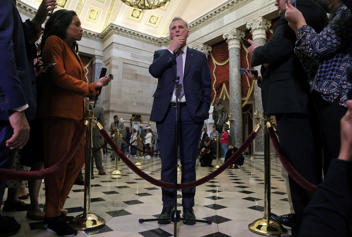 Một số thành viên Cộng hòa dọa sẽ loại Chủ tịch Hạ viện Kevin McCarthy (giữa) khỏi vị trí lãnh đạo nếu ông hợp tác với Đảng Dân chủ thông qua dự luật ngân sách. Ảnh: Reuters