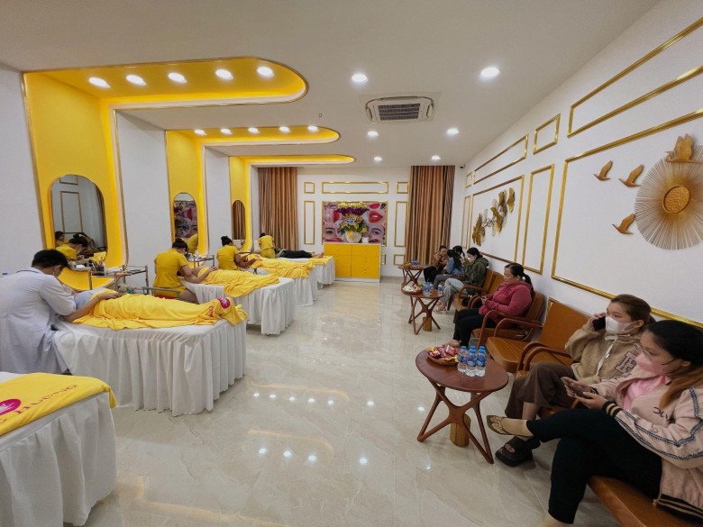 Khách hàng chật kín các phòng