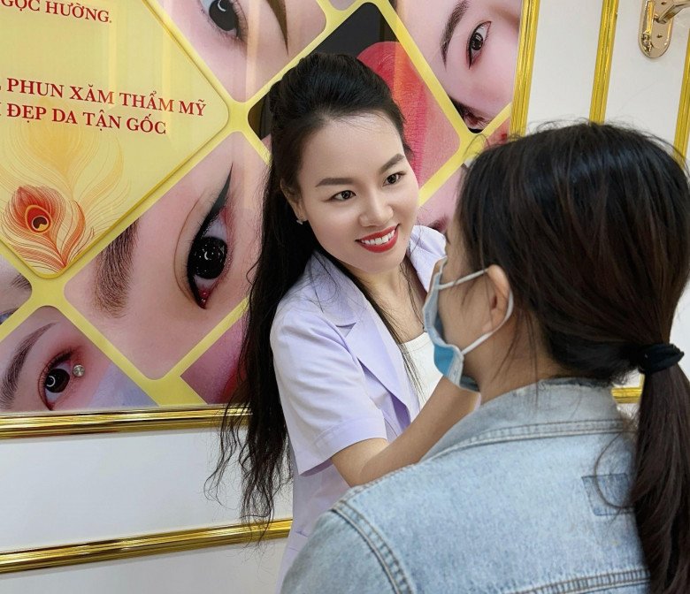 Chị Hoàng Thị Ngọc - TGD Hệ thống Thẩm mỹ viện Ngọc Hường đang trực tiếp làm đẹp cho khách hàng