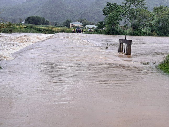 Cầu tràn đi vào xã Lục Dạ, Môn Sơn (Con Cuông, Nghệ An) bị ngập sâu trong nước lũ.