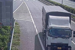 Tin tức trong ngày - Tài xế xe tải dùng giẻ che biển số để đi lùi trên cao tốc