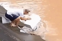 Bạn trẻ - Cuộc sống - Người đàn ông mua hết cá trong cửa hàng, nhân viên đi theo thì phát hiện sự thật