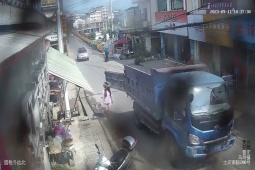 Phi thường - kỳ quặc - Video: Bị cánh cửa ở thùng sau xe tải đập trúng, người phụ nữ được phen "khiếp vía"