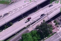 Thế giới - Video: Cảnh sát Mỹ rượt đuổi như phim, dùng kỹ thuật khiến kẻ trộm xe ô tô mất lái