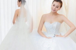 Đời sống Showbiz - Phương Oanh tung ảnh diện váy cưới gợi cảm, đám cưới Shark Bình đang đến gần