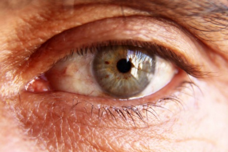 Người đàn ông 35 tuổi đột nhiên bị mất thị lực, bác sĩ tìm ra 1 thói...