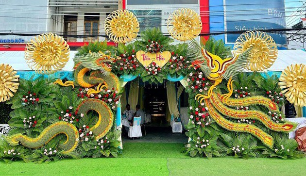 Chiếc cổng cưới miền Tây được thực hiện bằng lá dừa vô cùng tỉ mỉ, đẹp mắt.