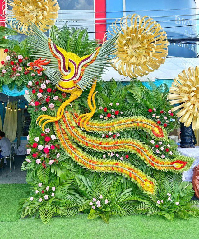 Điểm nhấn của chiếc cổng cưới này chính là cặp long phụng được đính kết tỉ mỉ ở hai bên.