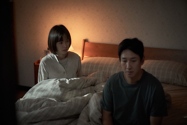 Cặp vợ chồng trẻ Hyeon Soo và Soo Jin gặp những vấn đề ma quái về đêm