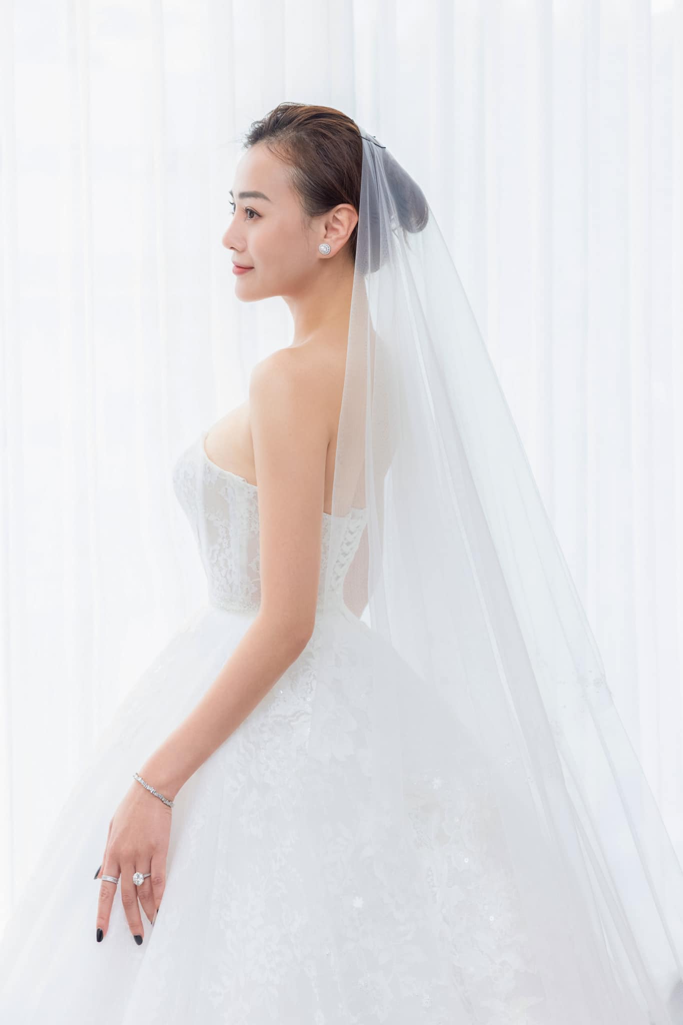 Phương Oanh đăng ảnh thử váy cưới