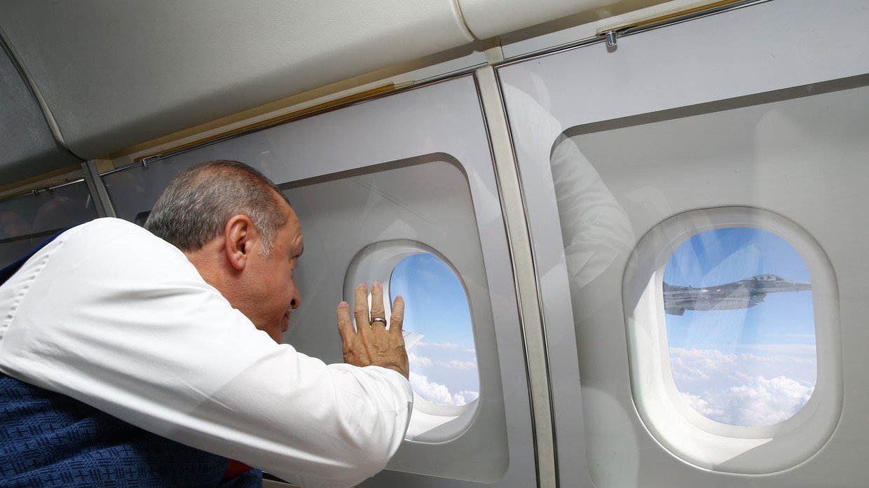 Tổng thống Thổ Nhĩ Kỳ Recep Tayyip Erdogan ngồi trong chuyên cơ được chiến đấu cơ F-16 hộ tống.
