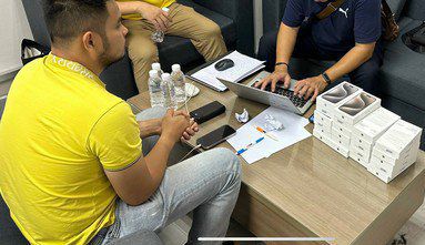 Ông Trần Nhật Sơn bị tạm giữ vì xách 22 điện thoại Iphone 15 Pro Max vào Việt Nam không khai báo, nộp thuế. Ảnh TPO