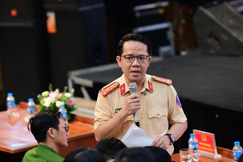 Đại tá Nguyễn Quang Nhật trao đổi tại buổi tọa đàm. Ảnh: TC