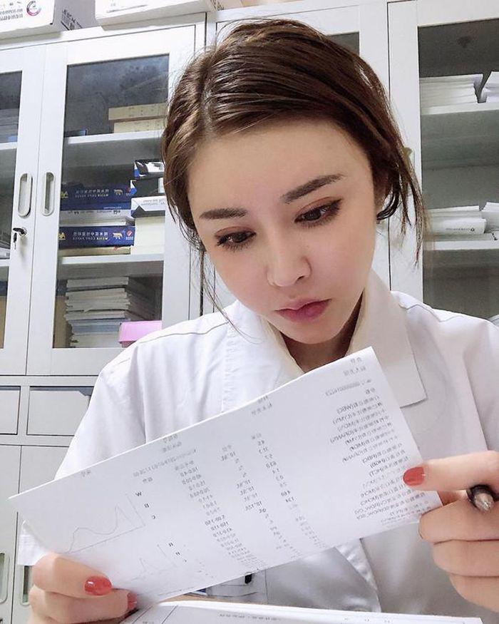 Viên Hợp Vinh hiện đang làm bác sĩ ở một bệnh viện tại Trung Quốc.