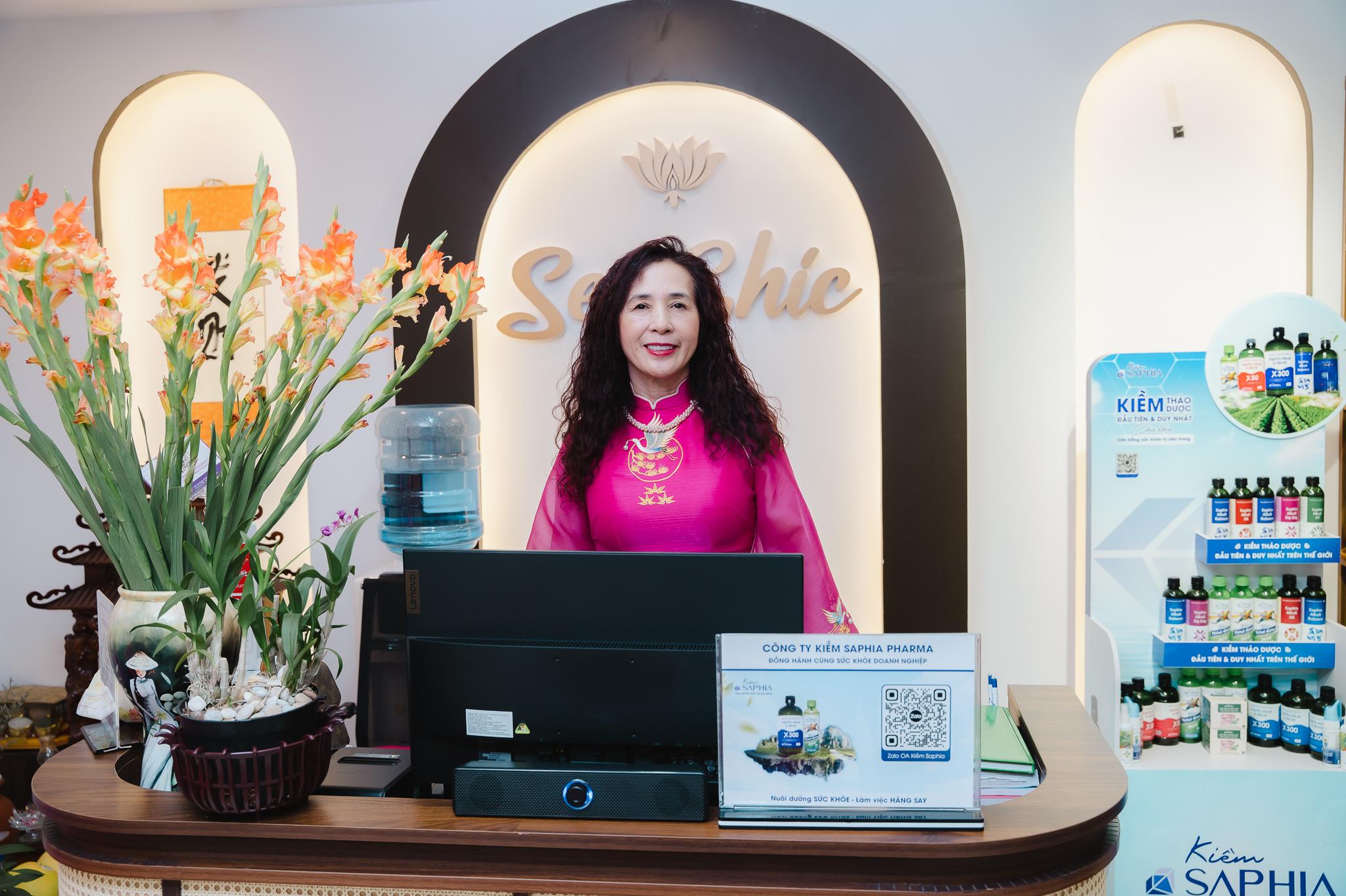 Công ty Sen Chic sử dụng Kiềm thảo dược để chăm sóc sức khỏe nhân viên và khách hàng.