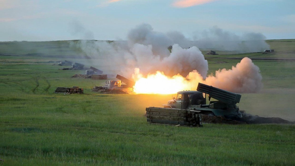 Pháo phản lực Nga khai hỏa trong một cuộc tập trận.