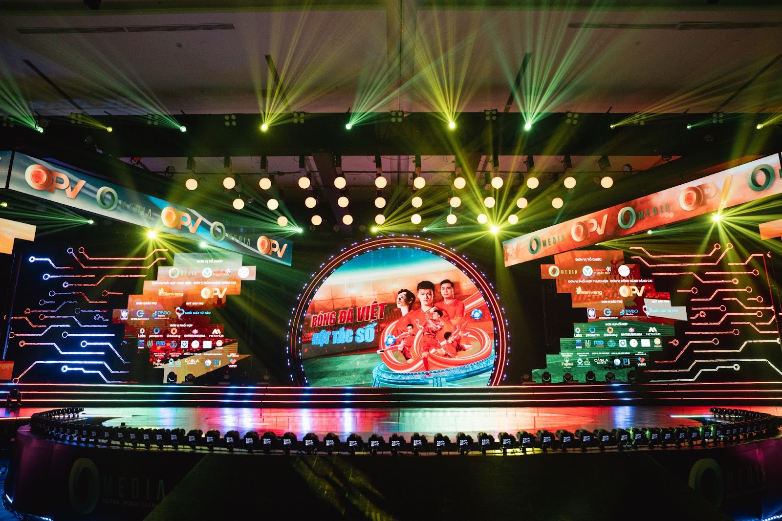 Sân khấu hoành tráng tại đêm Gala “Hào Quang Trở Lại"