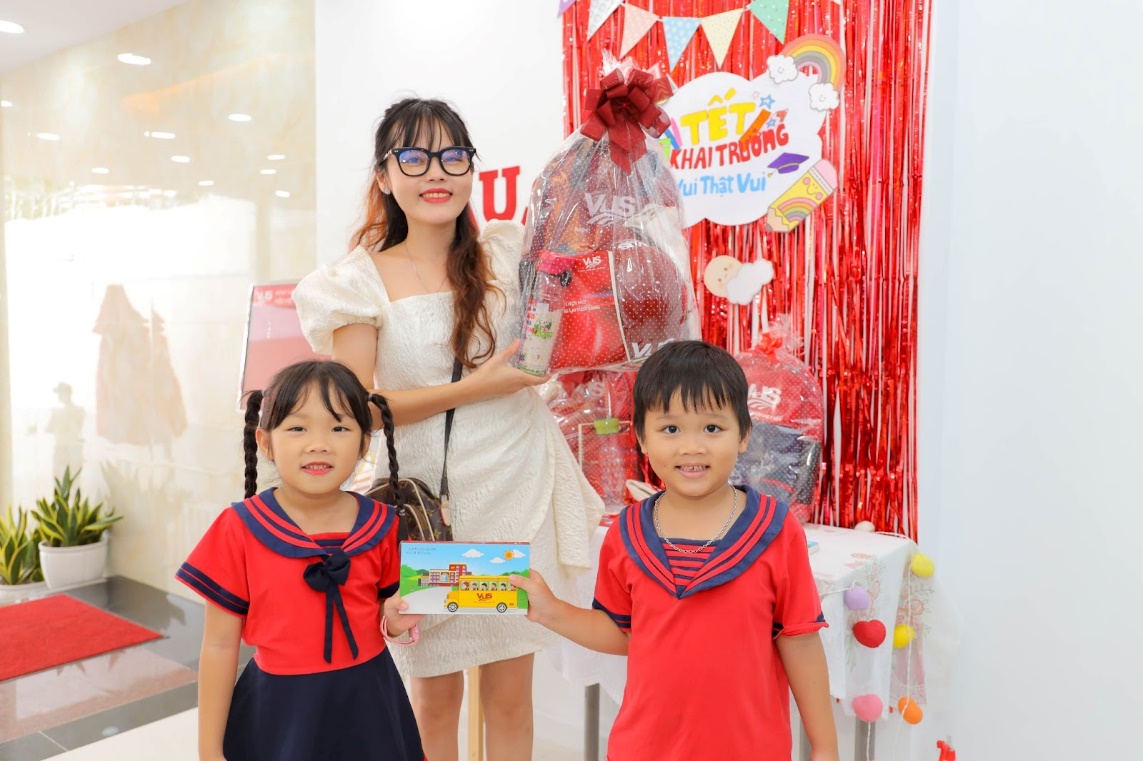 Các em học viên cũng có cơ hội nhận “lì xì” lên đến 3 triệu đồng và bộ quà ghi danh (số lượng giới hạn).