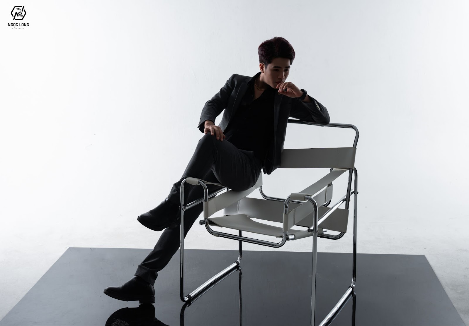 Không những chụp ảnh đẹp, Ngọc Long còn sở hữu gu thời trang trẻ trung - năng động