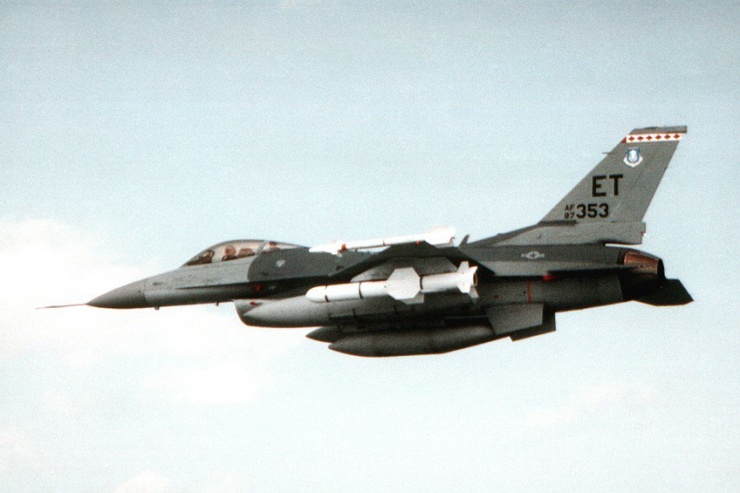Tiêm kích F-16 mang tên lửa AGM-84 Harpoon. Ảnh: WIKIPEDIA
