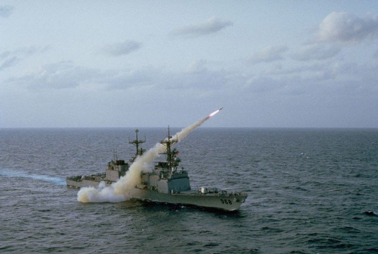 Tàu khu trục USS Radford của Mỹ phóng tên lửa Harpoon năm 1992. Ảnh: Popular Mechanics