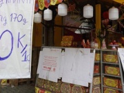 Thị trường - Tiêu dùng - Bánh trung thu ''xả hàng'' trước giờ G: Băn khoăn chất lượng với bánh khuyến mãi