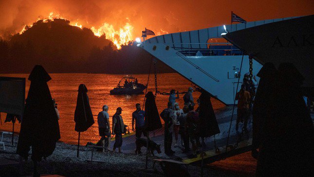 Bầu trời rực lửa do cháy rừng ở đảo Rhodes.