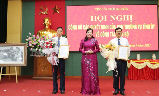 Bà Nguyễn Thanh Hải - Bí thư Tỉnh ủy Thái Nguyên trao quyết định và tặng hoa chúc mừng ông Phạm Thái Hanh và Dương Văn Tiến