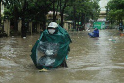 Hà Nội mưa như trút từ đêm tới sáng, người dân ”bơi” đi làm trong ”biển nước”