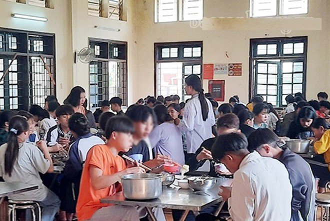 Bữa ăn trưa của học sinh trường THPT Chu Văn Thịnh