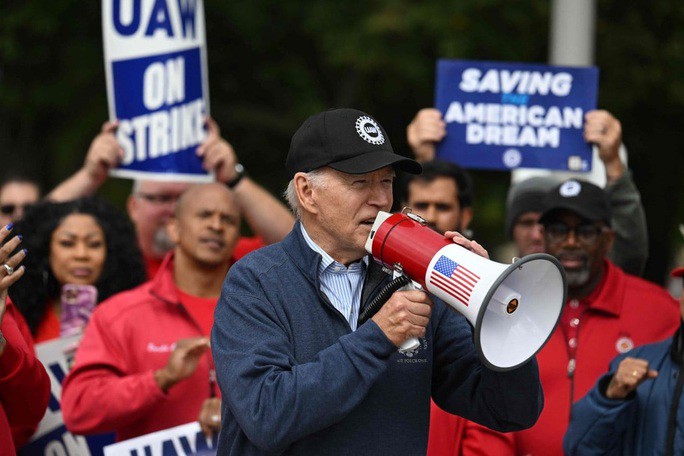Tổng thống Mỹ Joe Biden tham gia một cuộc đình công của các công nhân ở Michigan. Ảnh: AP