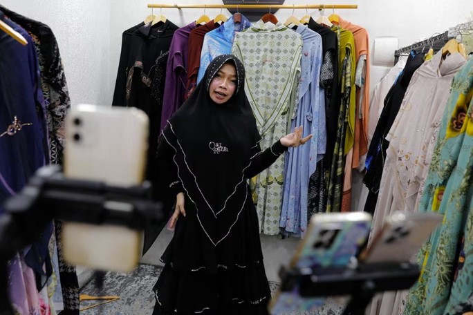Indonesia cấm bán hàng trên nền tảng mạng xã hội như TikTok nhằm bảo vệ doanh nghiệp nhỏ và vừa trong nước. Ảnh: Reuters