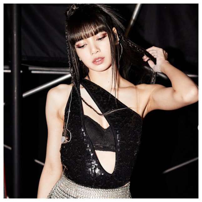 Suốt hơn 70 năm của CLB thoát y, chưa có nghệ sĩ nổi tiếng nào từng biểu diễn ở đây đâu. Lisa là người đầu tiên.