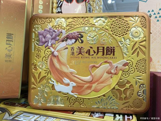 Lần theo nguồn gốc bánh cô gái phát hiện hộp bánh cô gái được phát là hàng giả. Ảnh: 163.