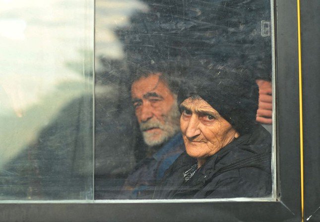 Người gốc Armenia rời khỏi Nagorno-Karabakh. Ảnh: Reuters