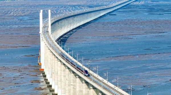 &nbsp;Tuyến đường sắt cao tốc vượt biển đầu tiên của Trung Quốc đi qua các thành phố ven biển của tỉnh Phúc Kiến. Ảnh: China Daily