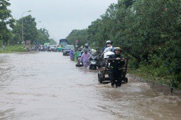 Những tuyến phố được ví “như sông”, “như vịnh” ở Hà Nội, cứ mưa là ngập