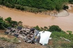 Tin tức trong ngày - Xe container lao xuống vực, tài xế kịp thoát ra ngoài