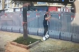 Phi thường - kỳ quặc - "Dán mắt" vào màn hình điện thoại, nam thanh niên gặp tai nạn đau đớn