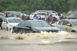 Tin tức trong ngày - Hà Nội mưa như trút từ đêm tới sáng, người dân "bơi" đi làm trong "biển nước"
