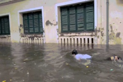 Bạn trẻ - Cuộc sống - Hà Nội mưa xối xả, học sinh bơi lội giữa sân trường