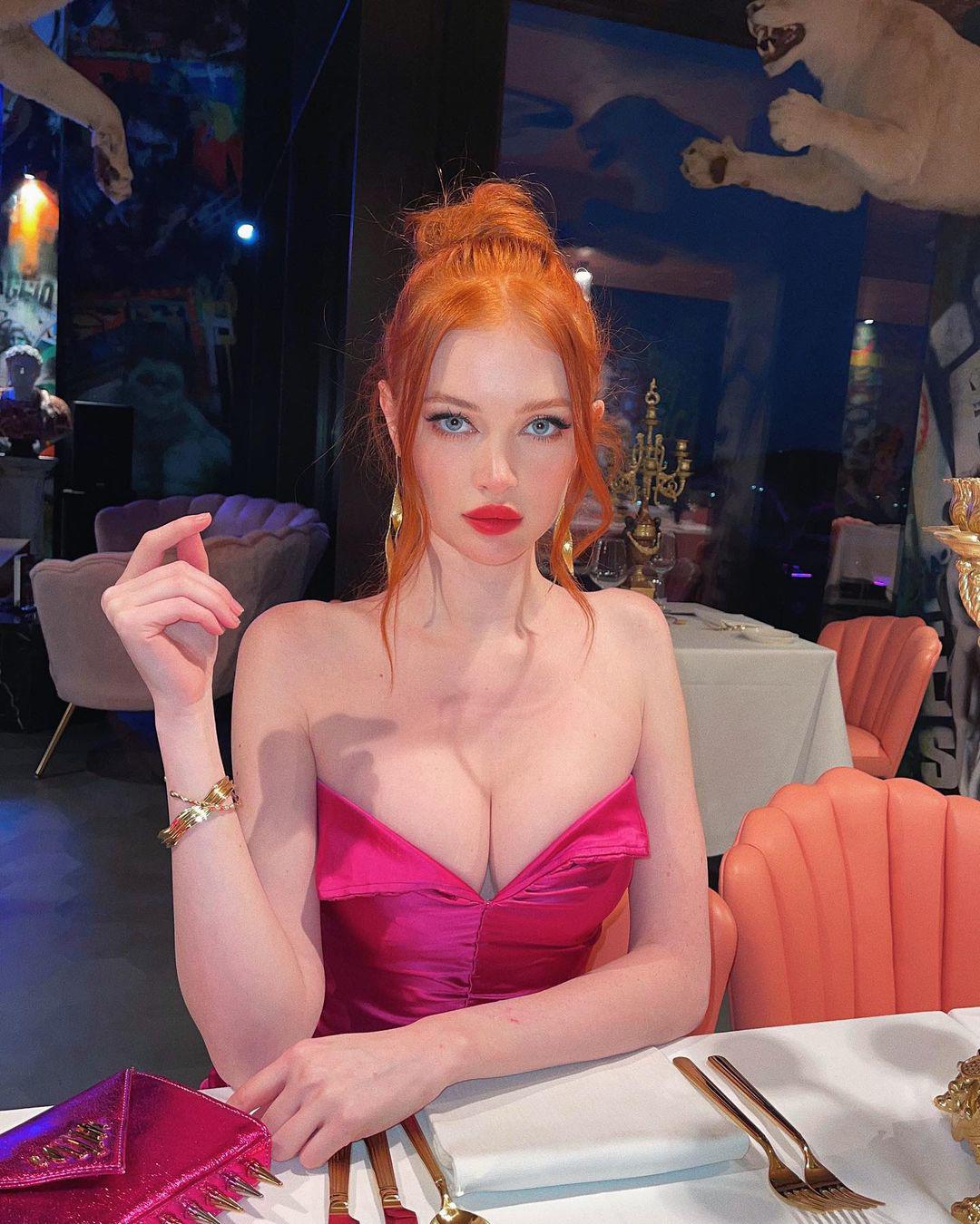 Angelina Michelle khoe vẻ ngọt ngào, quyến rũ khi diện mẫu đầm hồng. Cô buộc tóc cao làm lộ phần xương quai xanh, làn da trắng mịn.&nbsp;