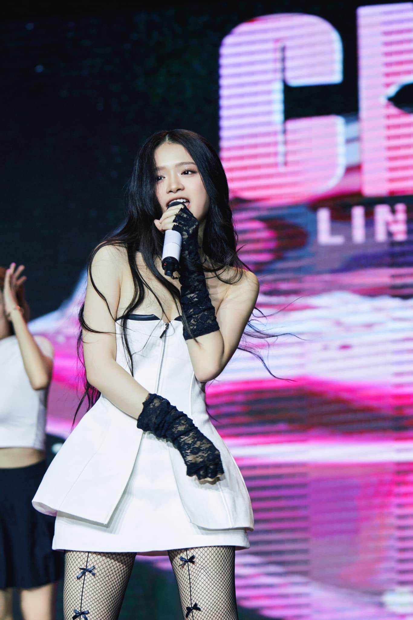 Linh Ka diện váy ngắn nhún nhảy nhưng tránh được sự cố nhờ quần phòng hộ - 4